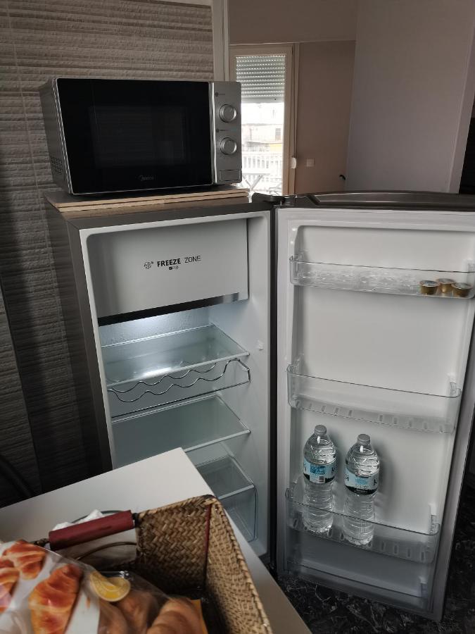אתונה Penthouse Spacious W Super Wifi & Terrace, 2 Min From Metro מראה חיצוני תמונה